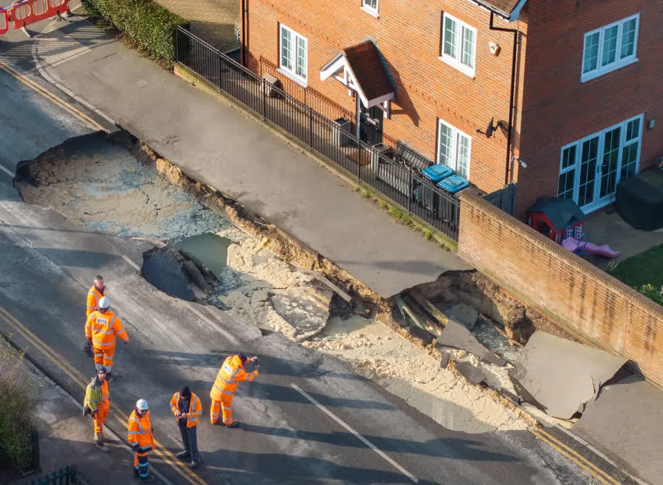 Hố tử thần khổng lồ xuất hiện giữa phố tạo cảnh tượng Hố tử thần khổng lồ xuất hiện giữa phố tạo cảnh tượng