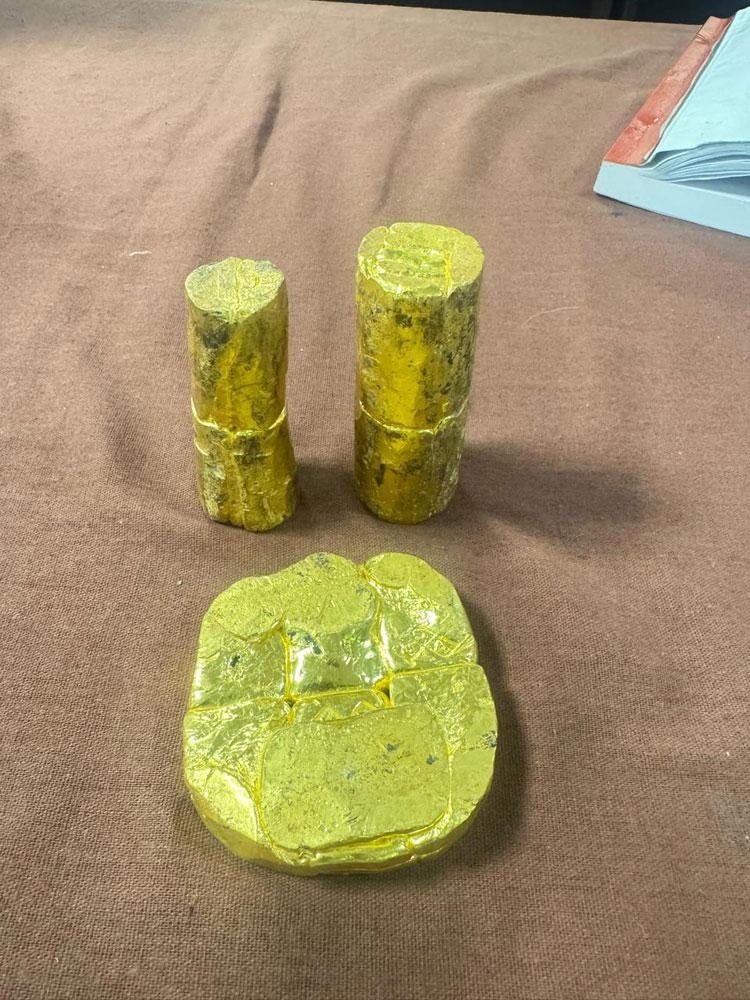 Phát hiện 6,7 kg vàng trị giá hơn 18 tỷ đồng trong phụ tùng ô tô- Ảnh 1.