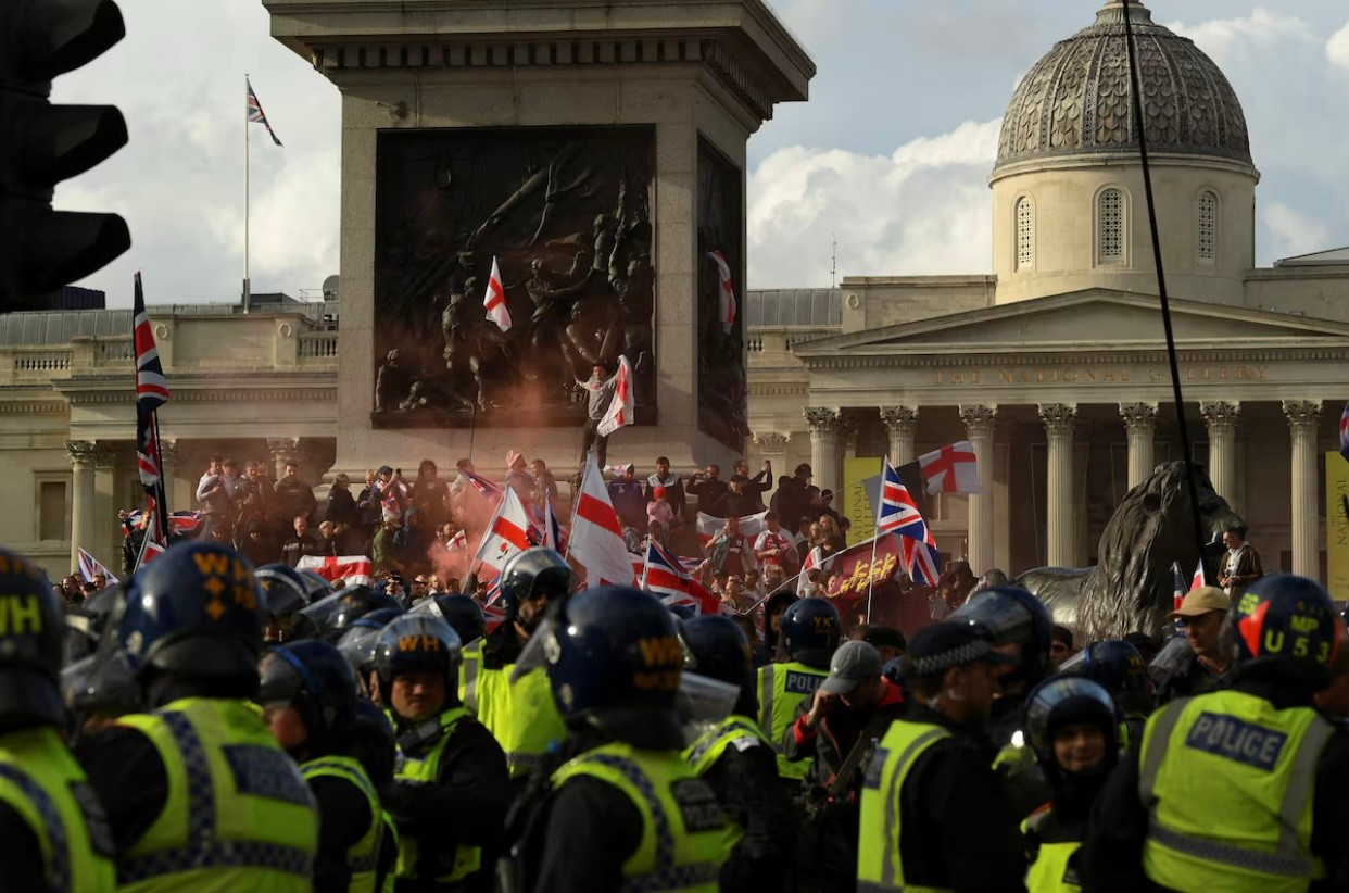 Biểu tình lớn hiếm thấy ở London- Ảnh 1.