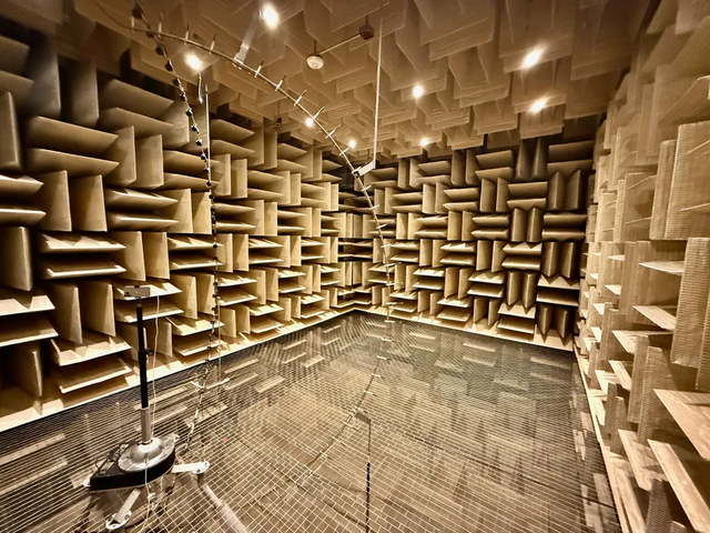 Bên trong căn phòng kỳ quái tạo nên iPhone 16: Yên tĩnh đến khó chịu,