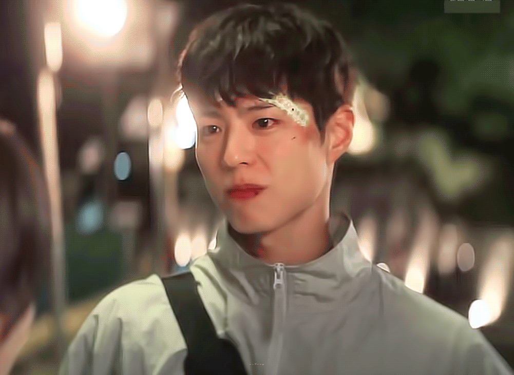 Kỳ lạ nam thần vào vai trắng trẻo thư sinh thì