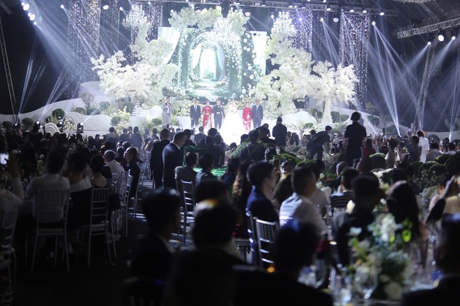 Doanh nhân Viết Vương thề nguyện nắm tay Đỗ Thị Hà đến hết cuộc đời- Ảnh 6. Doanh nhân Viết Vương thề nguyện nắm tay Đỗ Thị Hà đến hết cuộc đời- Ảnh 6.