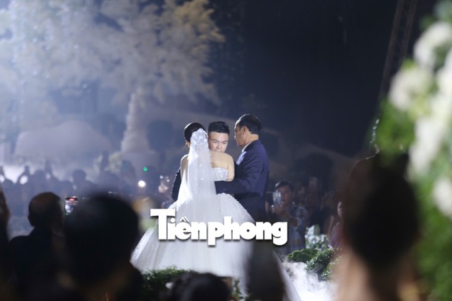 Doanh nhân Viết Vương thề nguyện nắm tay Đỗ Thị Hà đến hết cuộc đời- Ảnh 2. Doanh nhân Viết Vương thề nguyện nắm tay Đỗ Thị Hà đến hết cuộc đời- Ảnh 2.