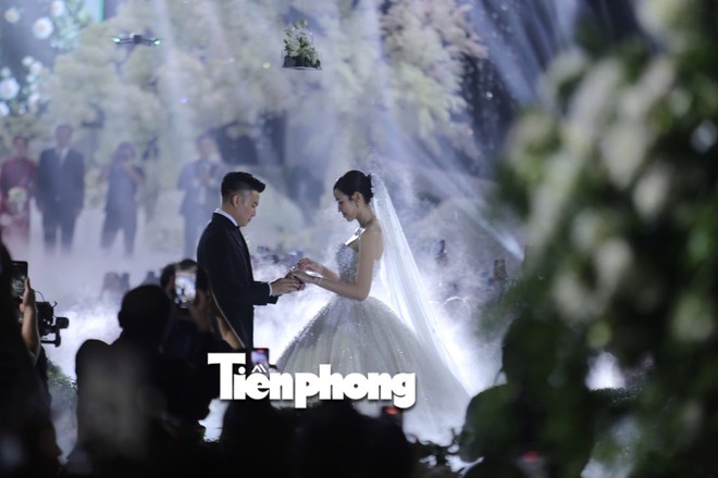 Doanh nhân Viết Vương thề nguyện nắm tay Đỗ Thị Hà đến hết cuộc đời- Ảnh 3. Doanh nhân Viết Vương thề nguyện nắm tay Đỗ Thị Hà đến hết cuộc đời- Ảnh 3.