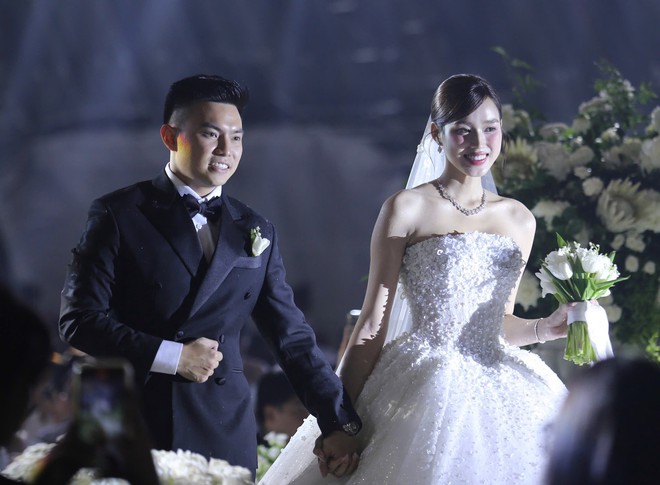 Doanh nhân Viết Vương thề nguyện nắm tay Đỗ Thị Hà đến hết cuộc đời- Ảnh 7. Doanh nhân Viết Vương thề nguyện nắm tay Đỗ Thị Hà đến hết cuộc đời- Ảnh 7.