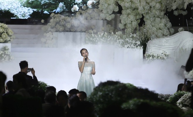 Doanh nhân Viết Vương thề nguyện nắm tay Đỗ Thị Hà đến hết cuộc đời- Ảnh 11. Doanh nhân Viết Vương thề nguyện nắm tay Đỗ Thị Hà đến hết cuộc đời- Ảnh 11.