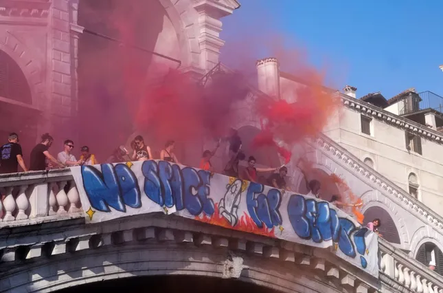 Người Ý phẫn nộ với đám cưới của tỷ phú Jeff Bezos- Ảnh 1.