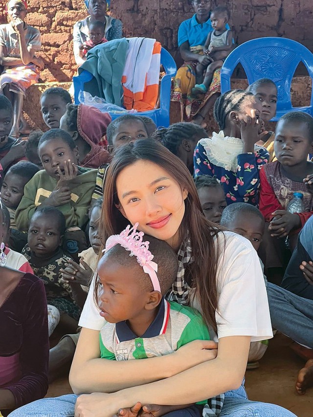 Hoa hậu Thuỳ Tiên cổ vũ tuyển Việt Nam “bằng cả tính mạng”, hú hét rớt cả hình tượng!- Ảnh 7. Hoa hậu Thuỳ Tiên cổ vũ tuyển Việt Nam “bằng cả tính mạng”, hú hét rớt cả hình tượng!- Ảnh 7.