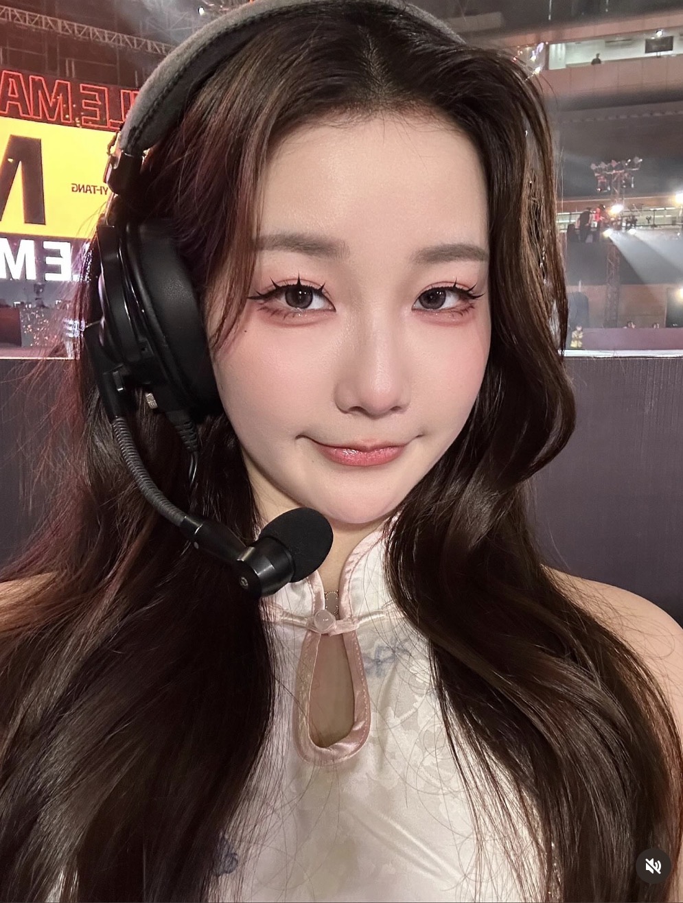 Camera lia gấp gái xinh nóng bỏng, chiếm