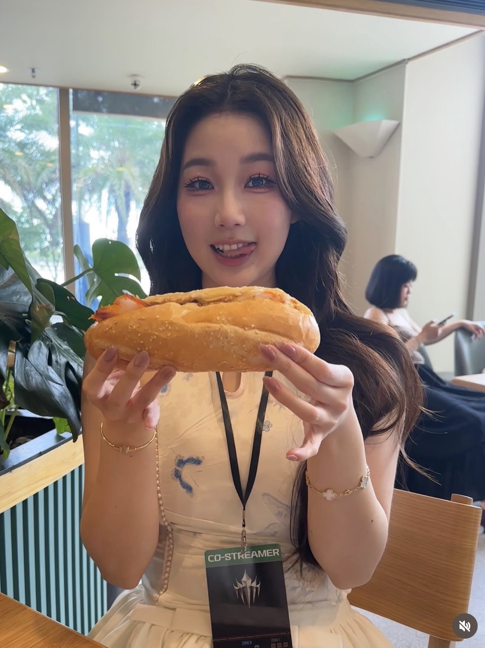 Camera lia gấp gái xinh nóng bỏng, chiếm