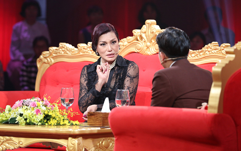 Sao Vbiz bị rối loạn tinh thần sau khi phẫu thuật chuyển giới, suy sụp vì chồng mất do u não- Ảnh 8.