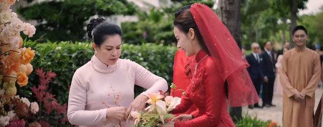 Midu và mẹ chồng: Mối quan hệ từng gây xôn xao, 1 hành động diễn ra trong lễ cưới lộ rõ cách cư xử- Ảnh 2.