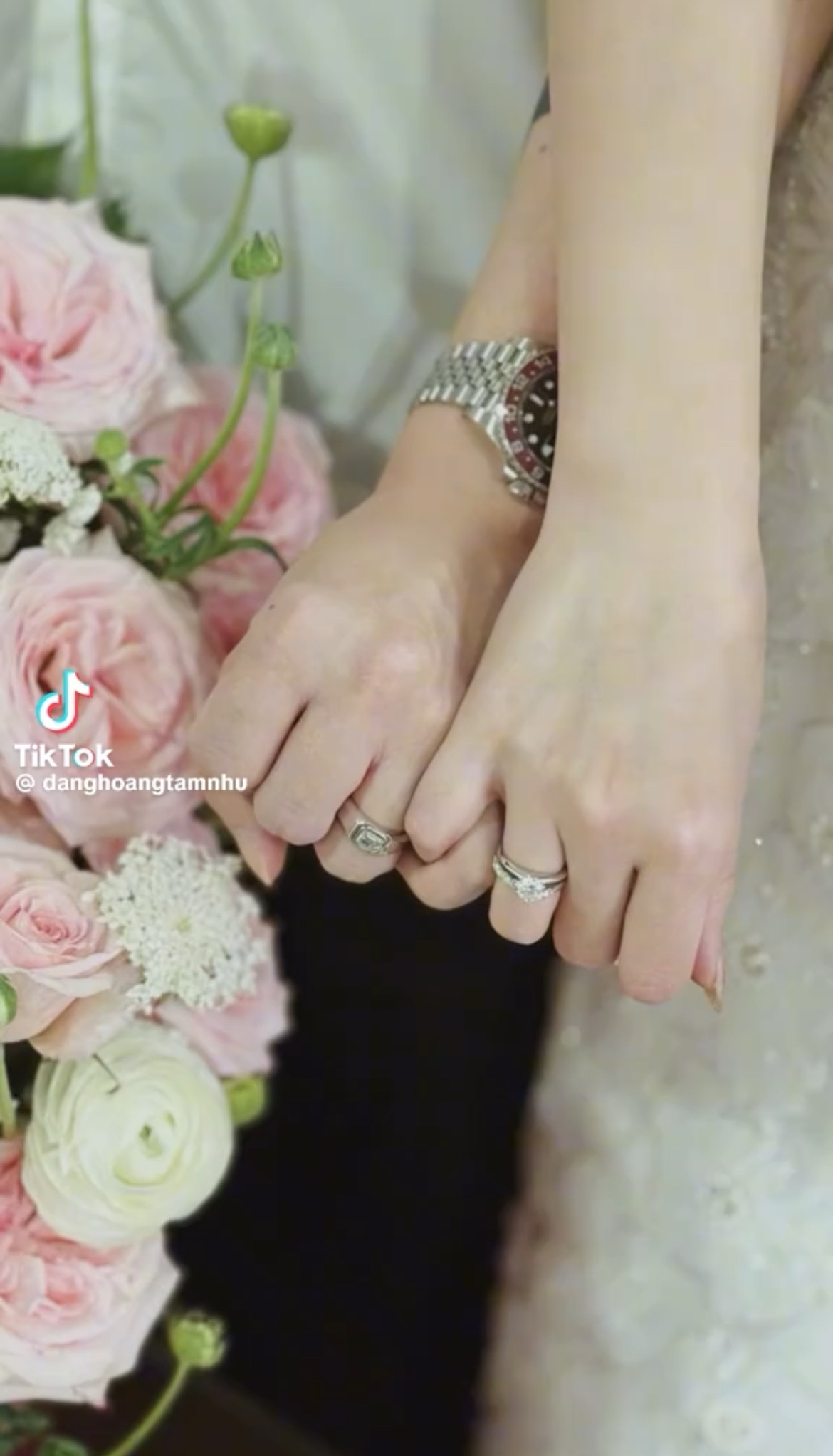 Hỷ sự Vbiz đầu năm: Á hậu 99 bí mật tổ chức lễ dạm ngõ, dung mạo chú rể lần đầu được hé lộ!- Ảnh 2. Hỷ sự Vbiz đầu năm: Á hậu 99 bí mật tổ chức lễ dạm ngõ, dung mạo chú rể lần đầu được hé lộ!- Ảnh 2.