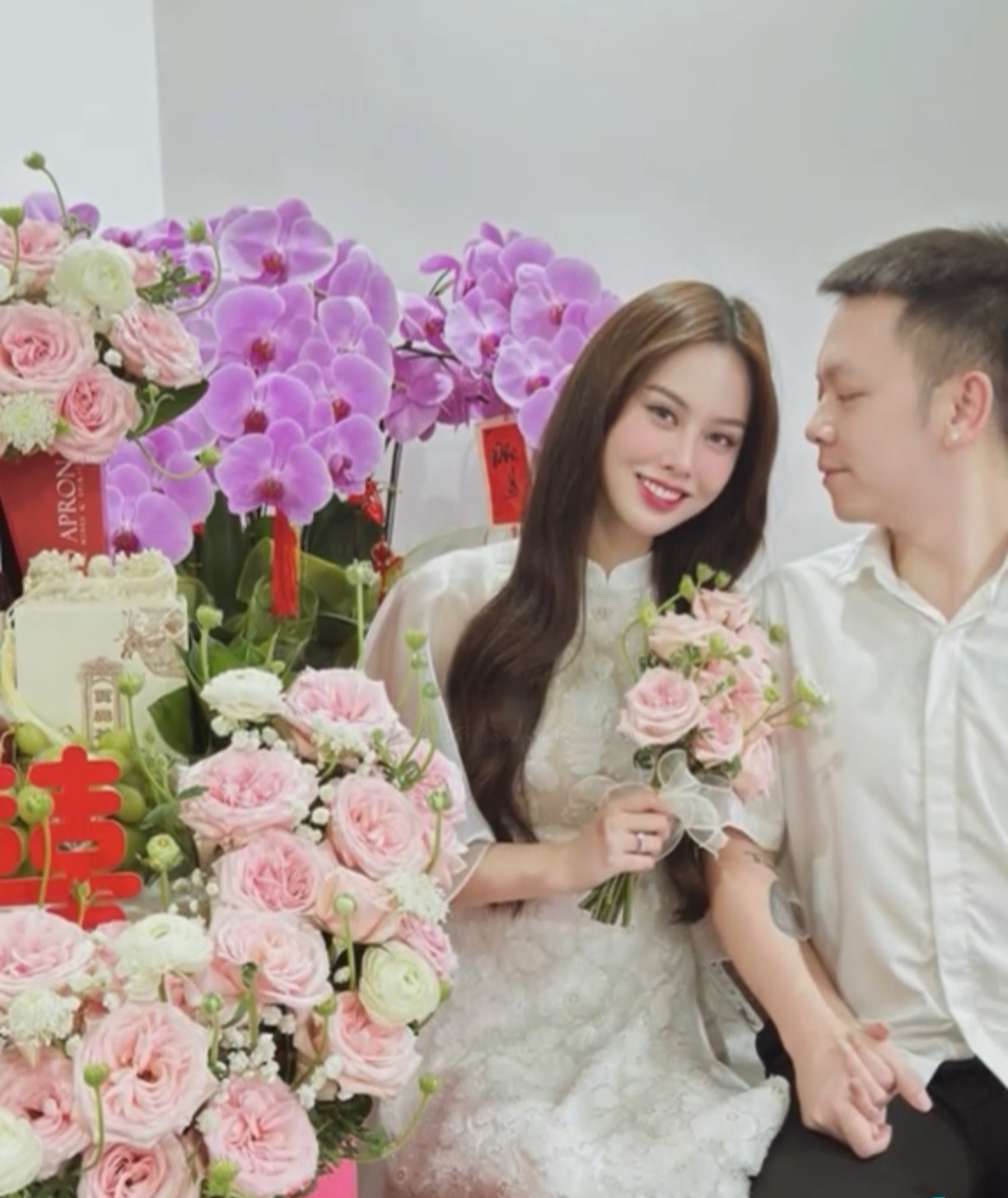 HOT: Á hậu Vbiz công khai chồng doanh nhân trong lễ ăn hỏi bí mật, vàng sính lễ trĩu cổ gây choáng!- Ảnh 11.