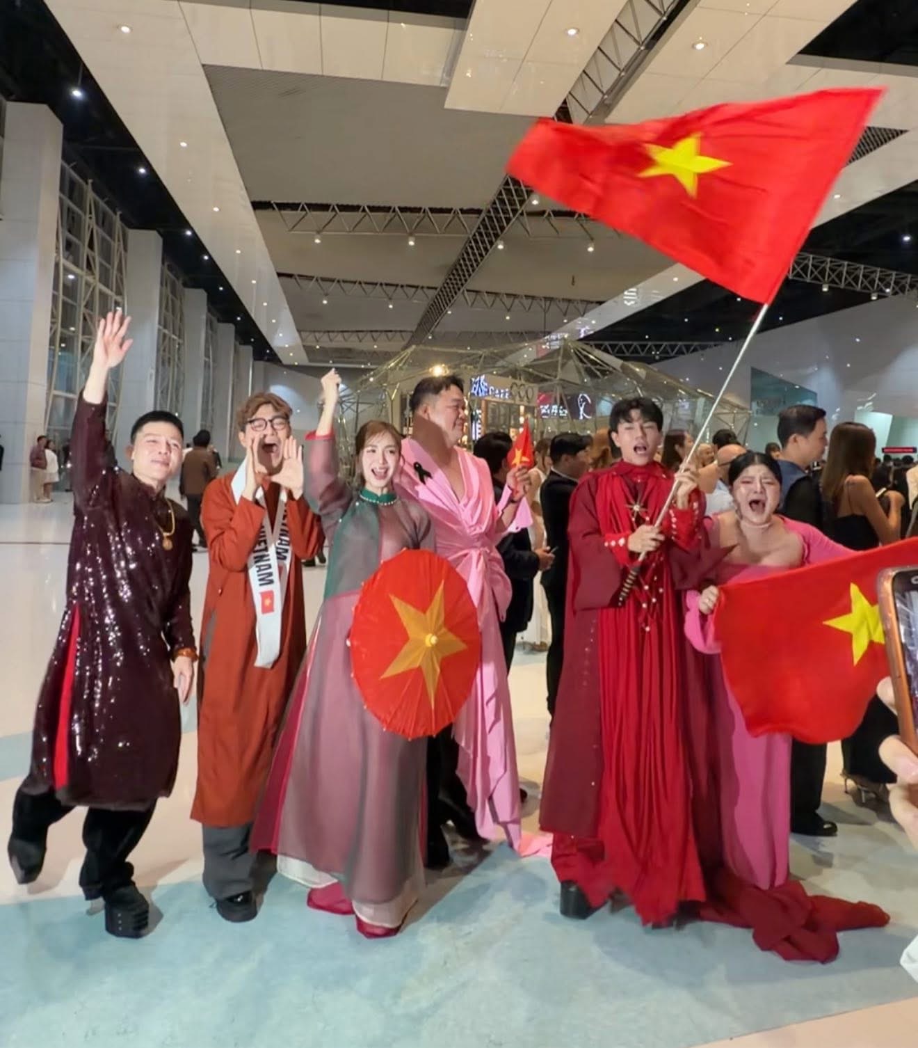 Đoàn Việt Nam sang Thái Lan cổ vũ Hương Giang tại Chung kết Miss Universe: Không có ồn nhất, chỉ có ồn hơn!- Ảnh 2.