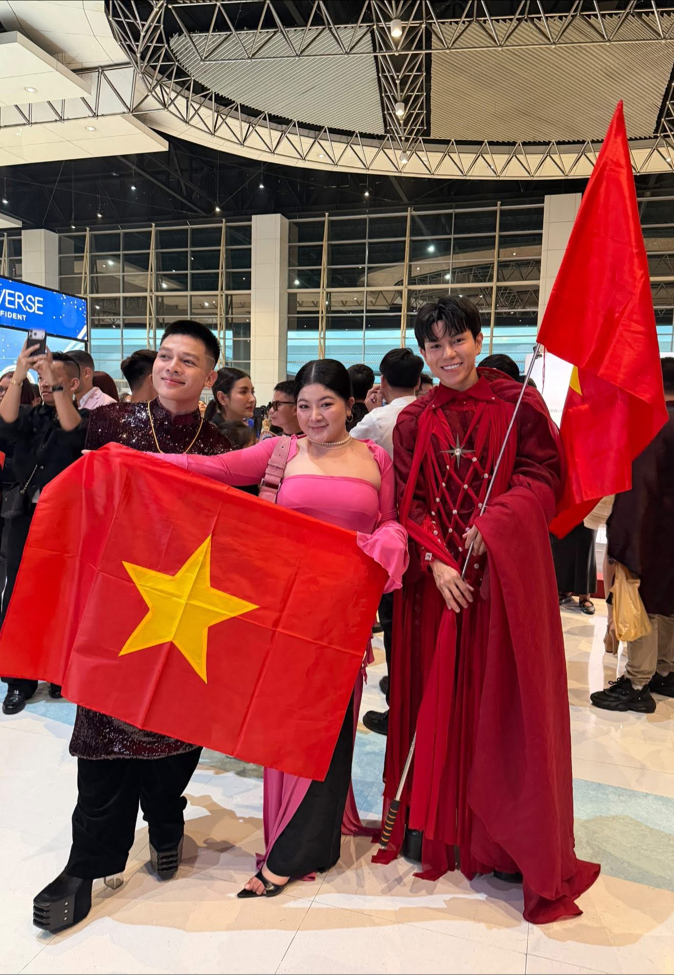 Đoàn Việt Nam sang Thái Lan cổ vũ Hương Giang tại Chung kết Miss Universe: Không có ồn nhất, chỉ có ồn hơn!- Ảnh 6.