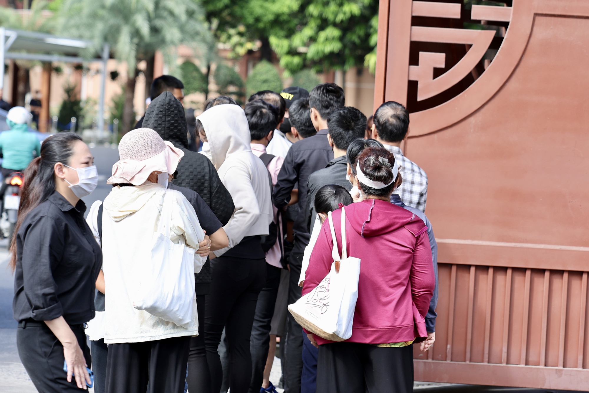 img0760-17414920659551444687226-1741495105081-1741495105234784015192-1741507402731-1741507403227721605433 "Vợ Quý Bình đẫm nước mắt, chỉ xuống đứa bé đứng dưới chân nói: Nè chị, con trai ảnh nè, ôm nó đi chị" img0760 17414920659551444687226 1741495105081 1741495105234784015192 1741507402731 1741507403227721605433