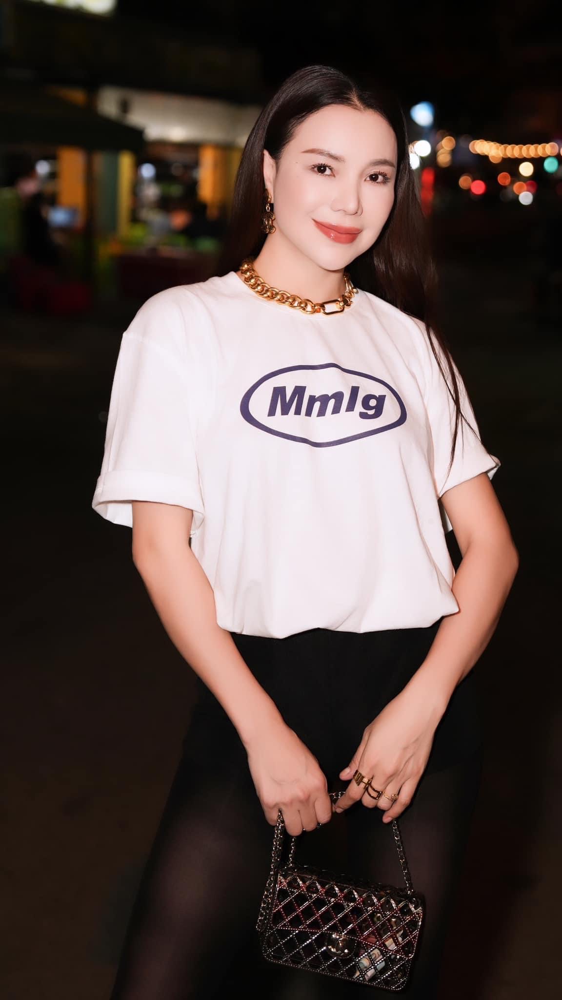 Mẫu Việt vừa bị cấm xuất cảnh là ai?- Ảnh 2. Mẫu Việt vừa bị cấm xuất cảnh là ai?- Ảnh 2.