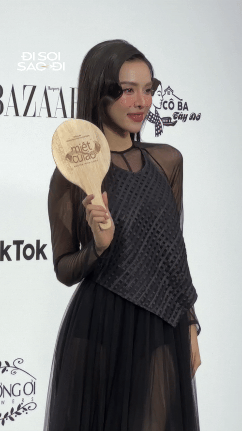 Á hậu bị đồn hẹn hò doanh nhân Đức Phạm: Ngồi Bentley đi sự kiện, nhưng ra về sao thế này?- Ảnh 16. Á hậu bị đồn hẹn hò doanh nhân Đức Phạm: Ngồi Bentley đi sự kiện, nhưng ra về sao thế này?- Ảnh 16.