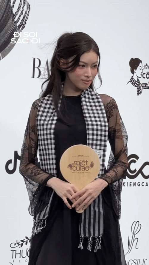 Á hậu bị đồn hẹn hò doanh nhân Đức Phạm: Ngồi Bentley đi sự kiện, nhưng ra về sao thế này?- Ảnh 23. Á hậu bị đồn hẹn hò doanh nhân Đức Phạm: Ngồi Bentley đi sự kiện, nhưng ra về sao thế này?- Ảnh 23.