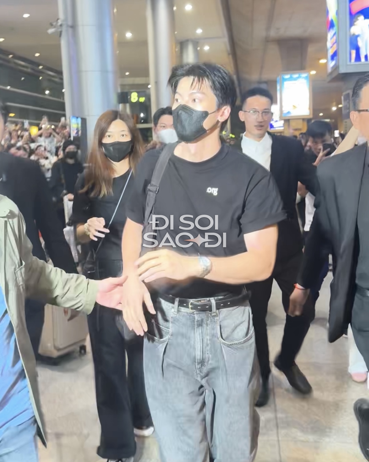 "Chồng quốc dân" Hứa Quang Hán đáp TP.HCM nửa đêm: Rắn rỏi điển trai phát sốt, khẩu trang cũng không che được visual cực phẩm! img1451 1758652420137 17586524205112019486761