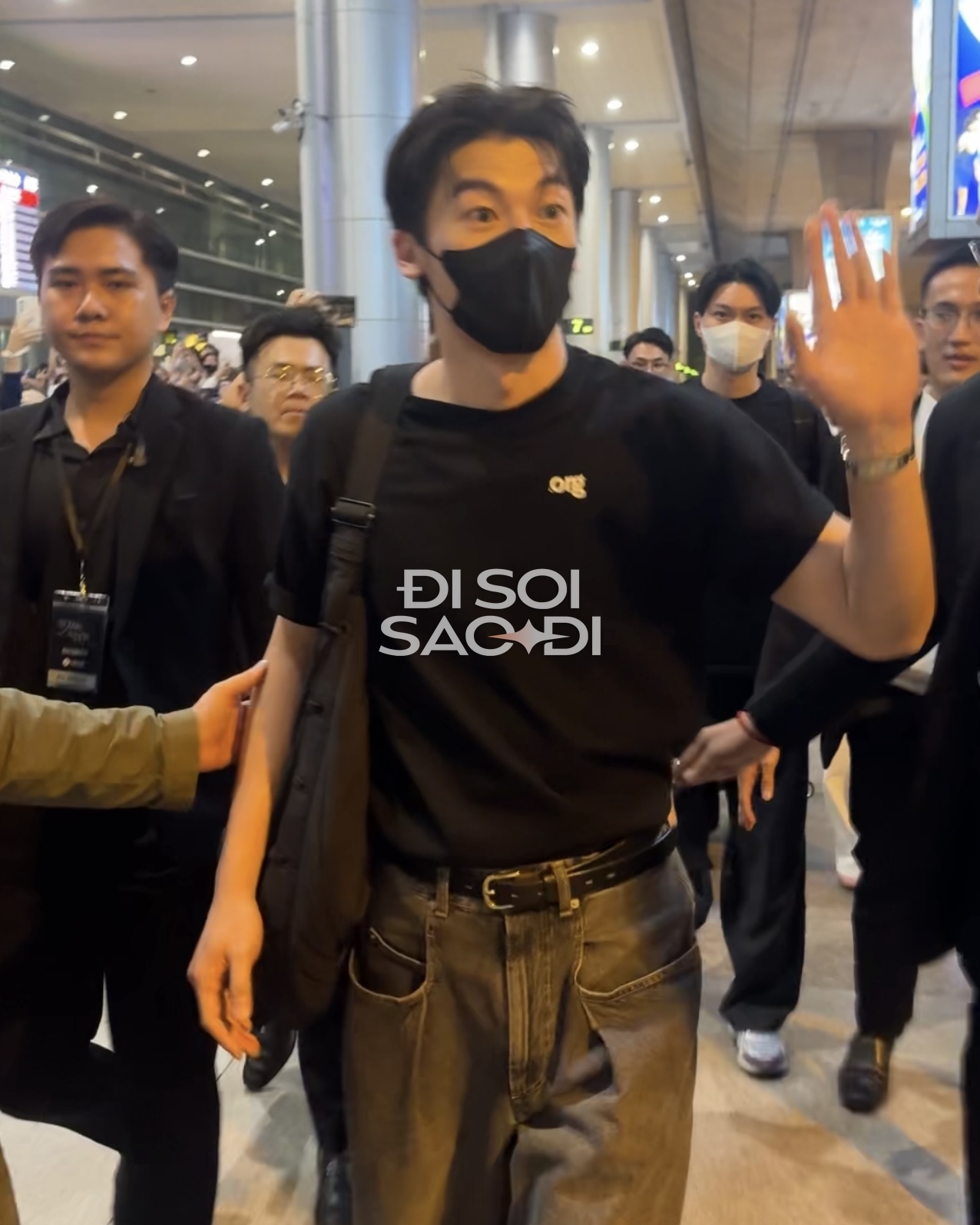 "Chồng quốc dân" Hứa Quang Hán đáp TP.HCM nửa đêm: Rắn rỏi điển trai phát sốt, khẩu trang cũng không che được visual cực phẩm! img1452 1758652418128 1758652418562198576734