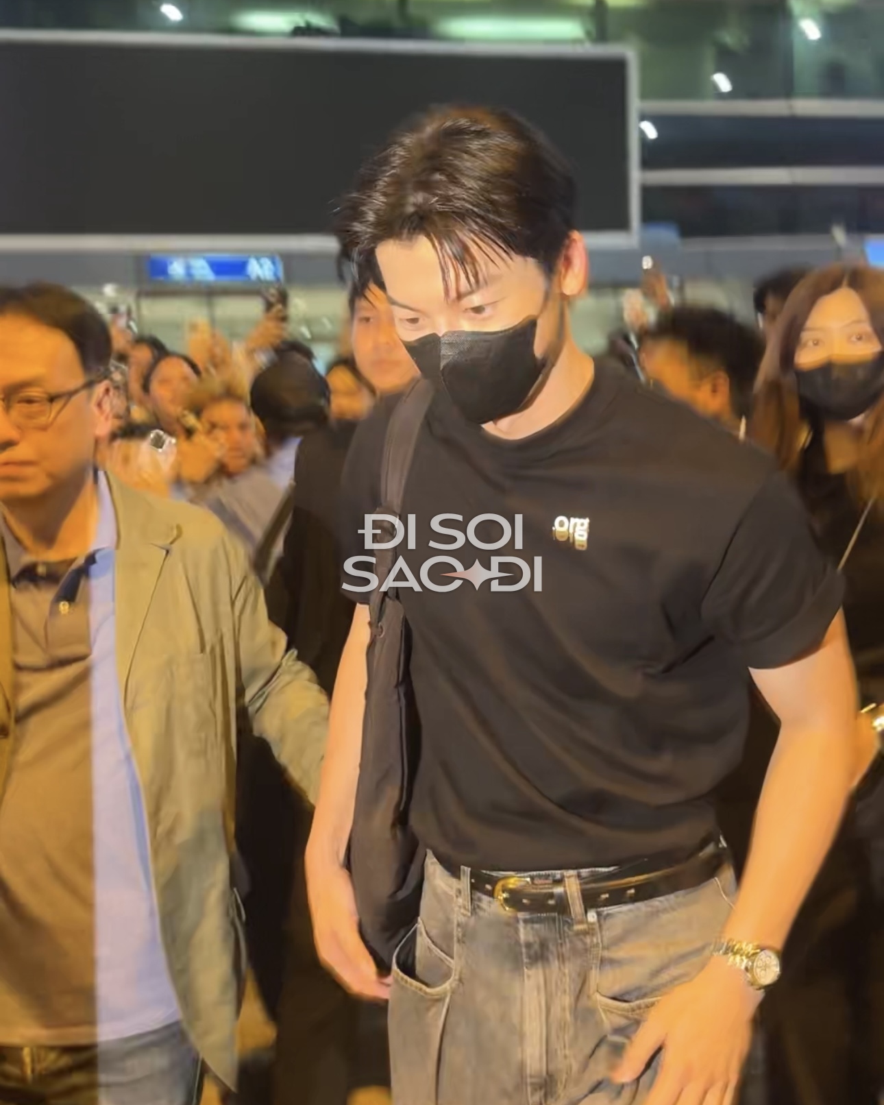 "Chồng quốc dân" Hứa Quang Hán đáp TP.HCM nửa đêm: Rắn rỏi điển trai phát sốt, khẩu trang cũng không che được visual cực phẩm! img1453 1758652419185 17586524194761665043733