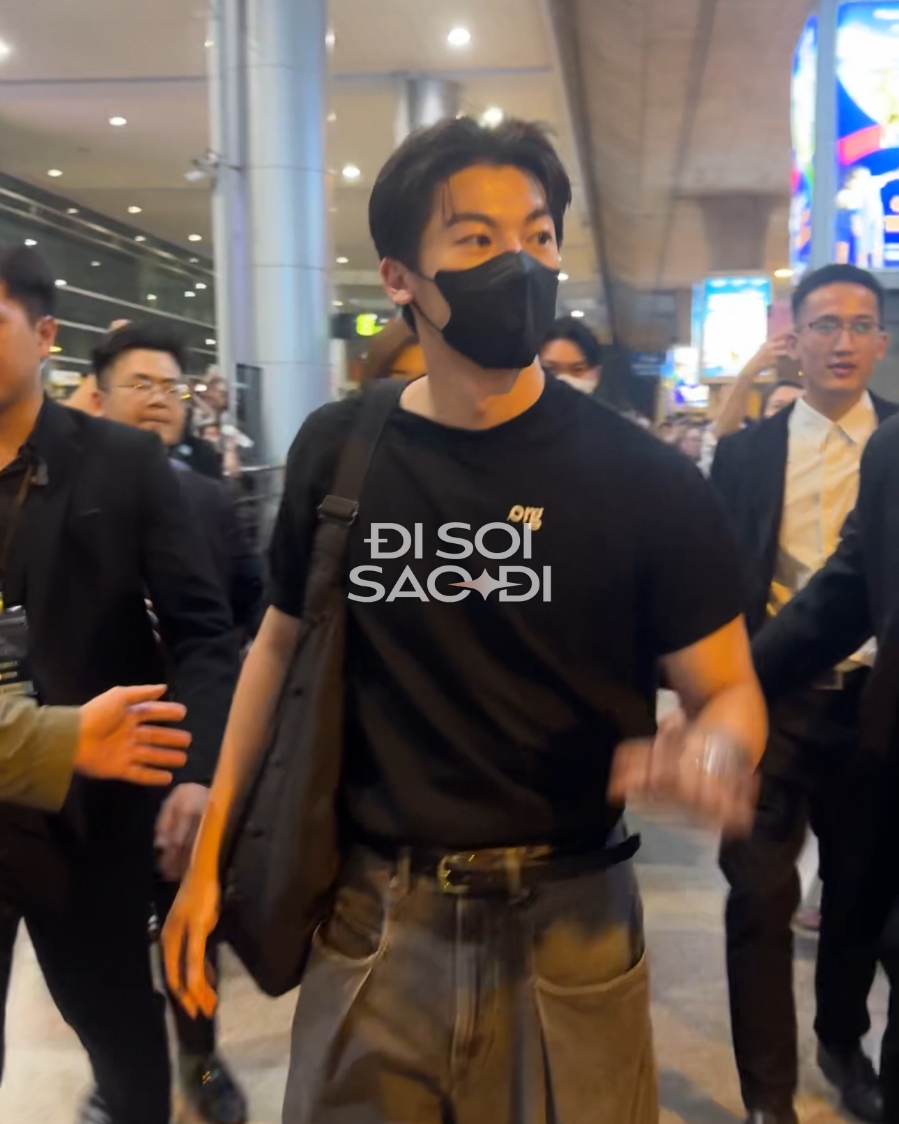 "Chồng quốc dân" Hứa Quang Hán đáp TP.HCM nửa đêm: Rắn rỏi điển trai phát sốt, khẩu trang cũng không che được visual cực phẩm! img1454 1758652421202 17586524217031692650541