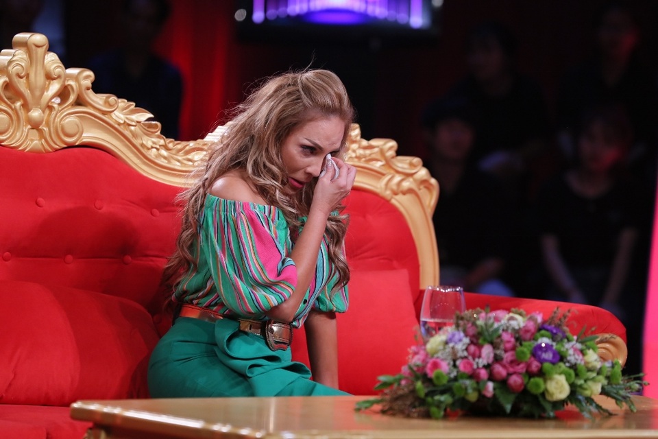 Nữ ca sĩ Việt sốc đến hoảng loạn khi phải gặp lại mẹ ruột trên sóng truyền hình- Ảnh 2.