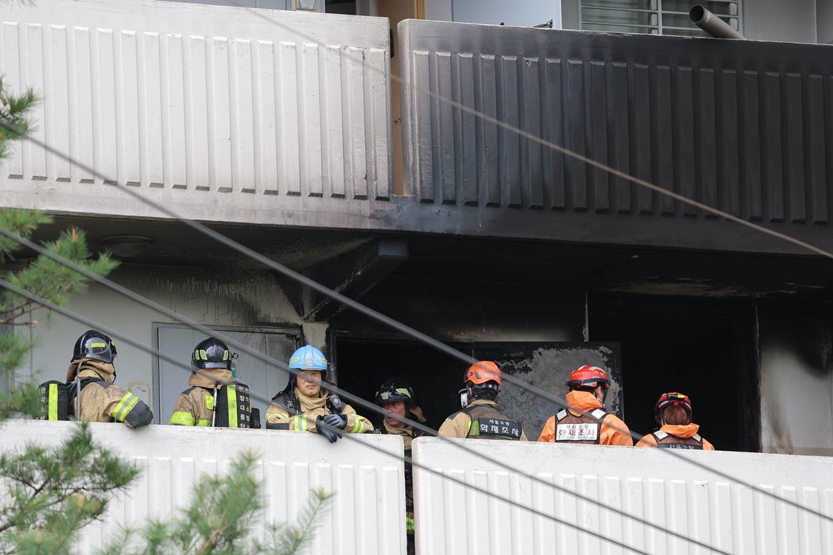 Cháy chung cư 21 tầng ở Seoul: Người dân hoảng loạn nhảy xuống từ ban công, phát hiện vật bất ngờ tại hiện trường- Ảnh 2.