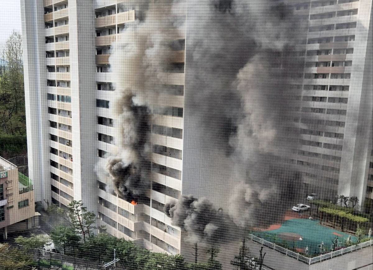 Cháy chung cư 21 tầng ở Seoul: Người dân hoảng loạn nhảy xuống từ ban công, phát hiện vật bất ngờ tại hiện trường- Ảnh 1.