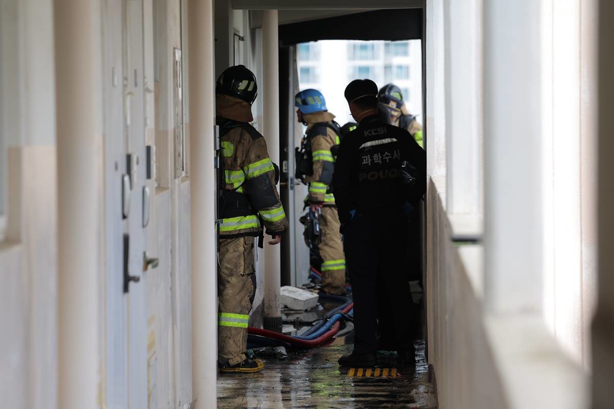 Cháy chung cư 21 tầng ở Seoul: Người dân hoảng loạn nhảy xuống từ ban công, phát hiện vật bất ngờ tại hiện trường- Ảnh 3.