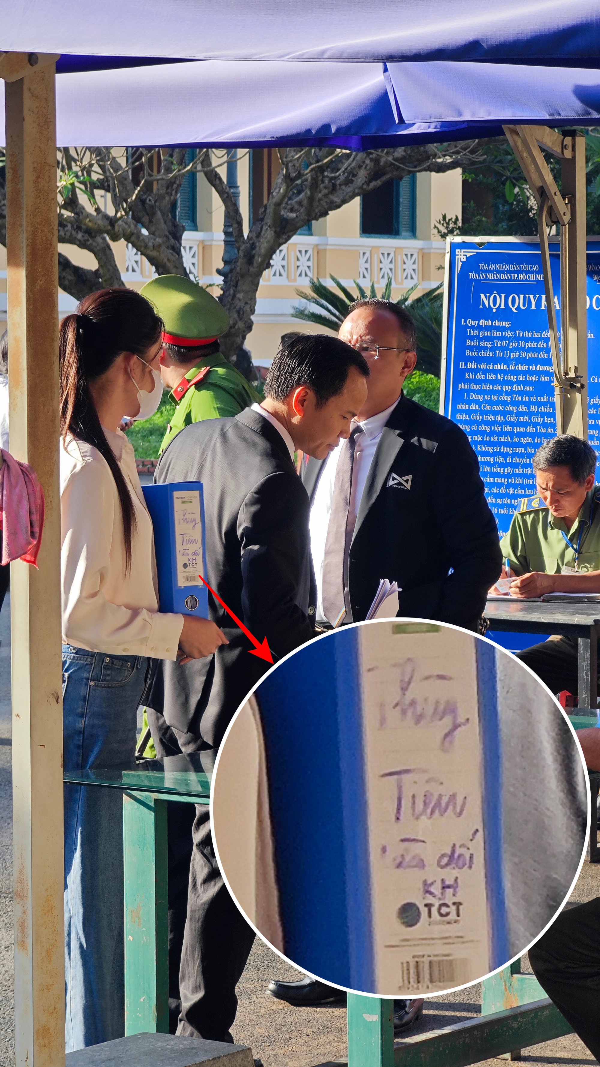 Hoa khôi Thuý Vi mang đến phiên toà xét xử Thuỳ Tiên 1 chiếc hộp, bên trên có dòng chữ cay đắng- Ảnh 2. Hoa khôi Thuý Vi mang đến phiên toà xét xử Thuỳ Tiên 1 chiếc hộp, bên trên có dòng chữ cay đắng- Ảnh 2.