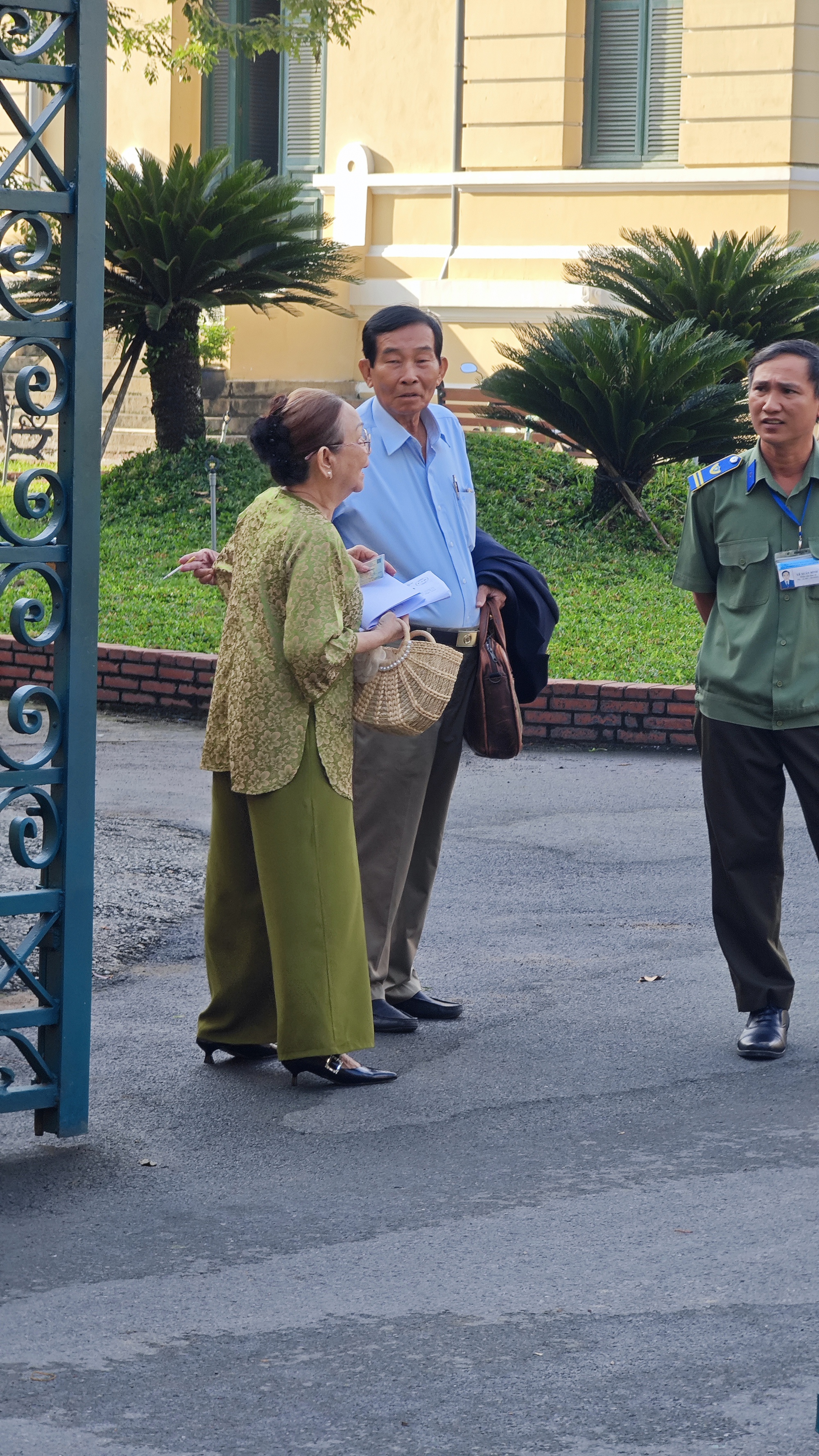 Mẹ Thuỳ Tiên ngồi lặng lẽ chờ phiên toà xét xử- Ảnh 3.