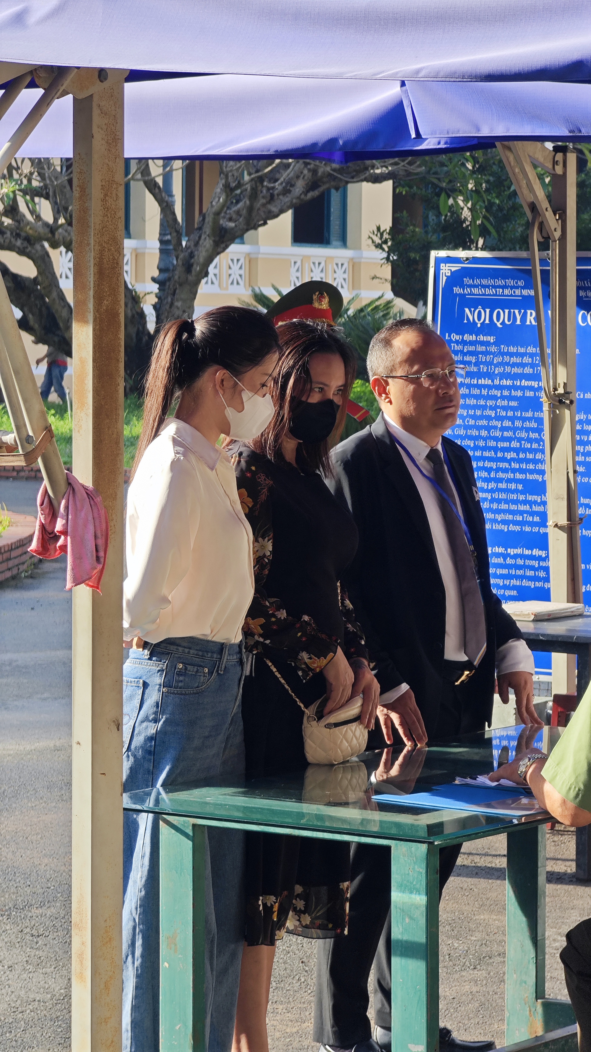 Hoa khôi Thuý Vi mang đến phiên toà xét xử Thuỳ Tiên 1 chiếc hộp, bên trên có dòng chữ cay đắng- Ảnh 3. Hoa khôi Thuý Vi mang đến phiên toà xét xử Thuỳ Tiên 1 chiếc hộp, bên trên có dòng chữ cay đắng- Ảnh 3.