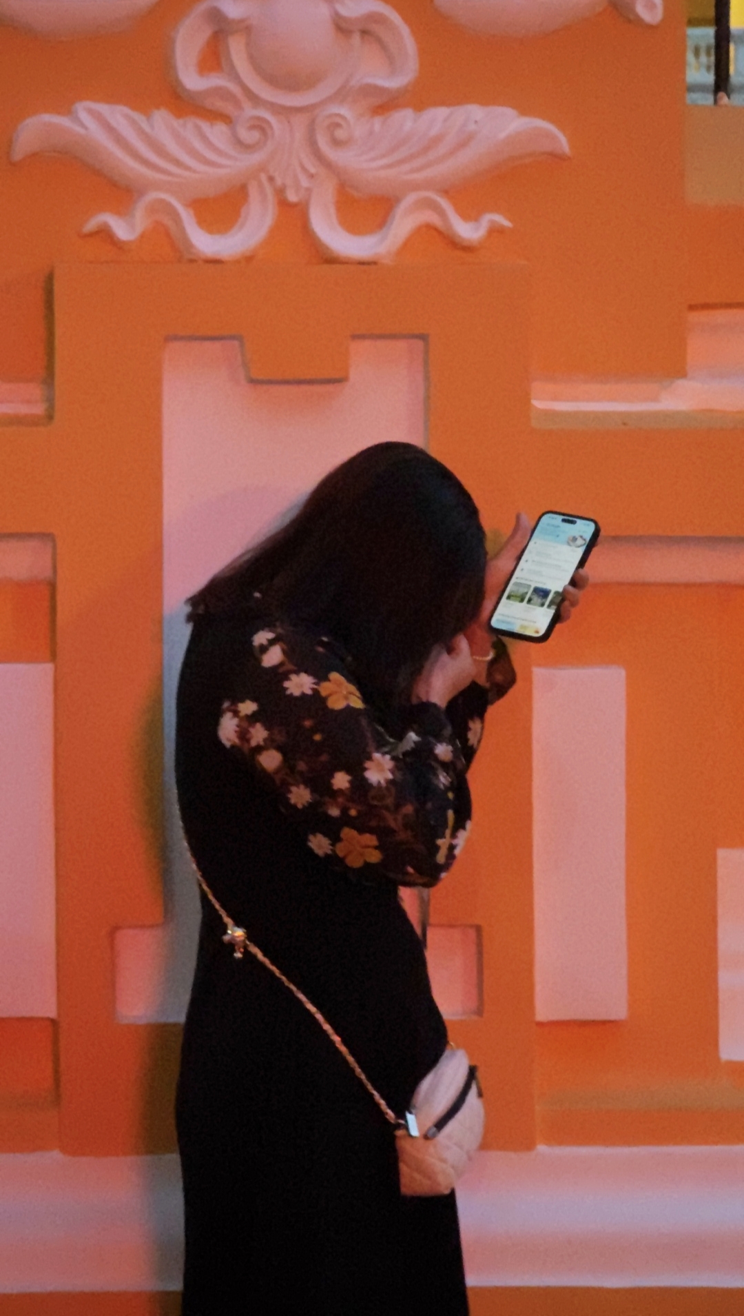 Mẹ Thùy Tiên gục khóc, con gái vẫy tay chào sau khi nghe tòa tuyên án 2 năm tù- Ảnh 7.