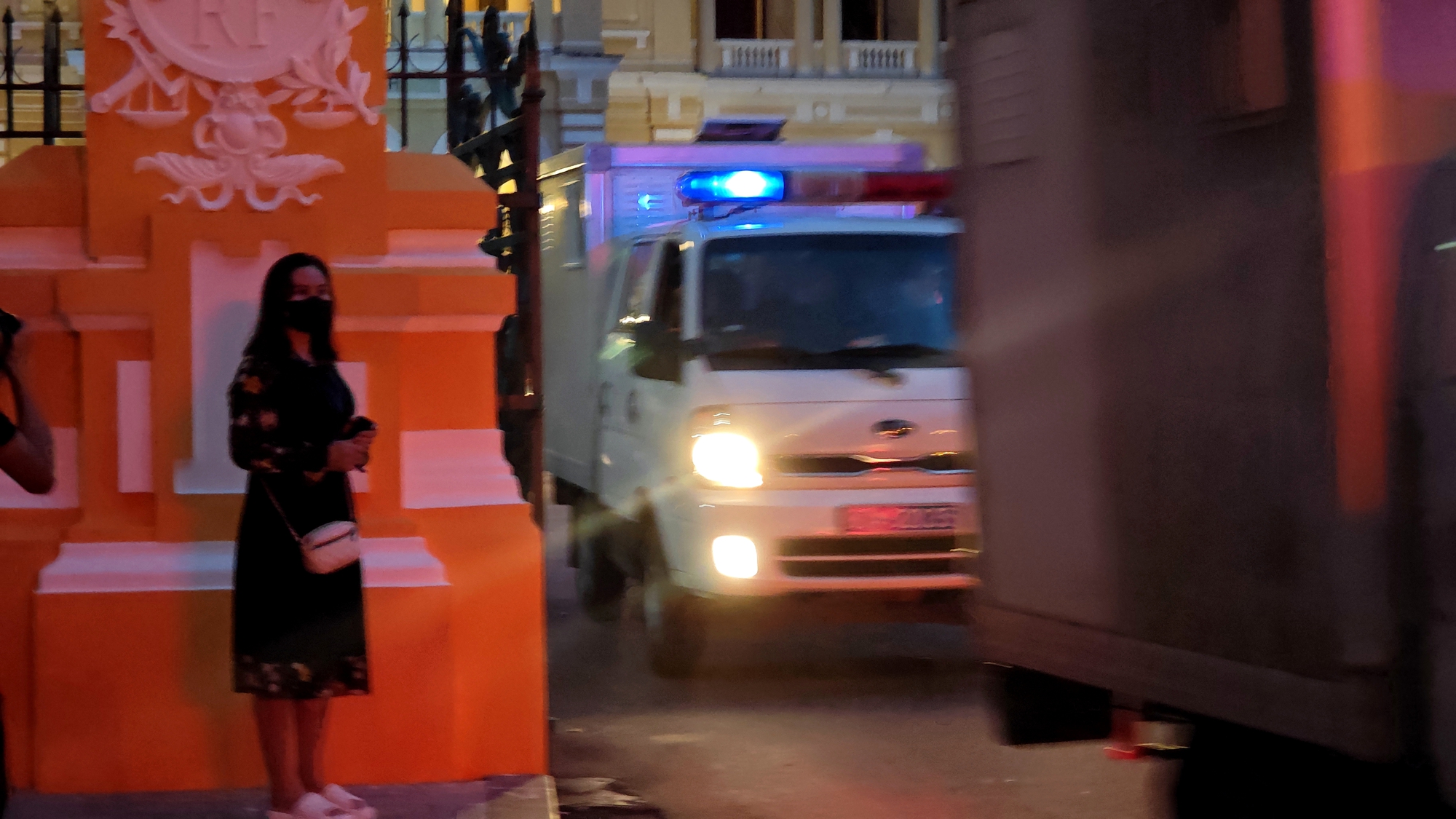 Mẹ Thùy Tiên gục khóc, con gái vẫy tay chào sau khi nghe tòa tuyên án 2 năm tù- Ảnh 9.