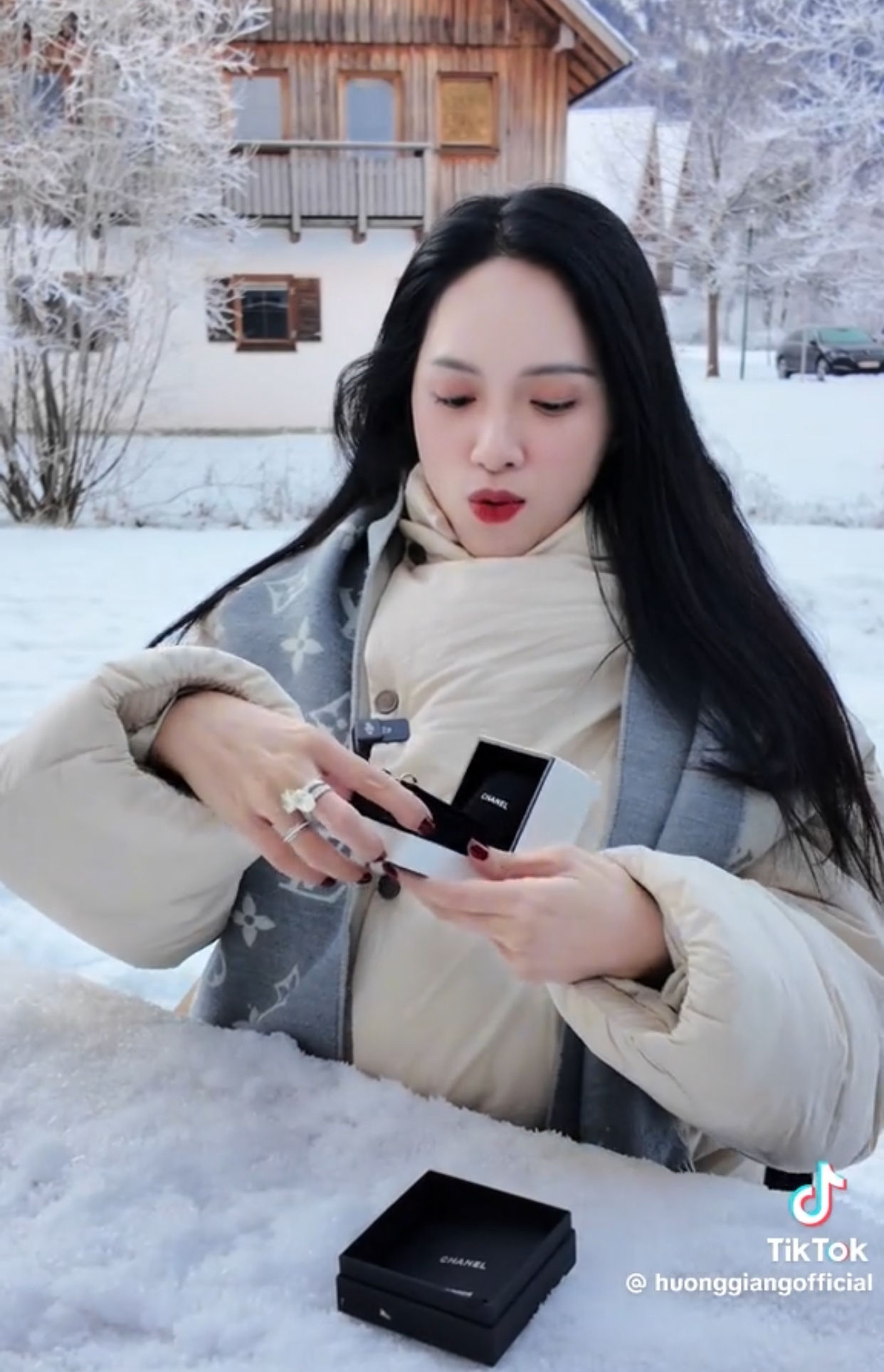 Hoa hậu Vbiz để lộ cảnh thân mật ở nước ngoài với bạn trai kém tuổi- Ảnh 3. Hoa hậu Vbiz để lộ cảnh thân mật ở nước ngoài với bạn trai kém tuổi- Ảnh 3.