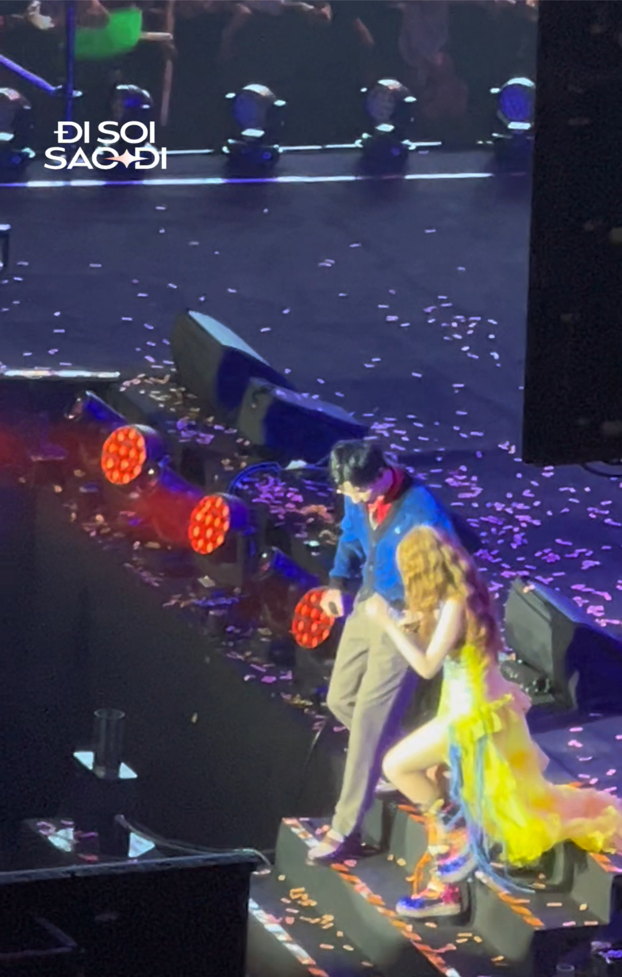 Phản ứng ngỡ ngàng của Hương Giang và dàn sao khi nghe