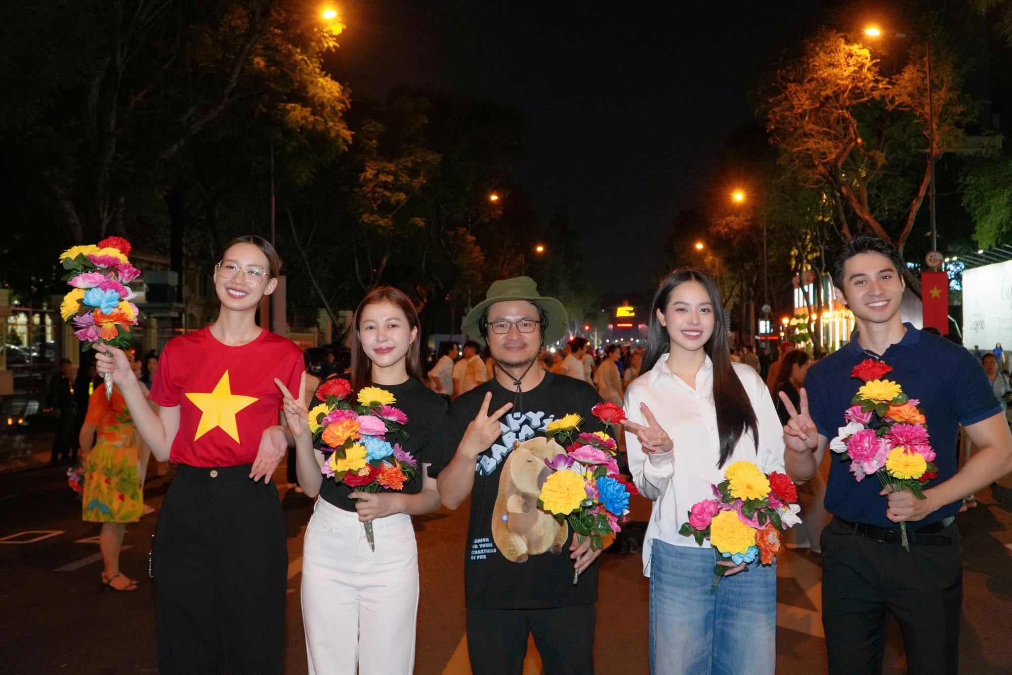 Tổng hợp luyện diễu hành 30/4: Hoa hậu Thanh Thuỷ, Ngọc Châu và dàn nghệ sĩ hào hứng góp mặt- Ảnh 1. Tổng hợp luyện diễu hành 30/4: Hoa hậu Thanh Thuỷ, Ngọc Châu và dàn nghệ sĩ hào hứng góp mặt- Ảnh 1.