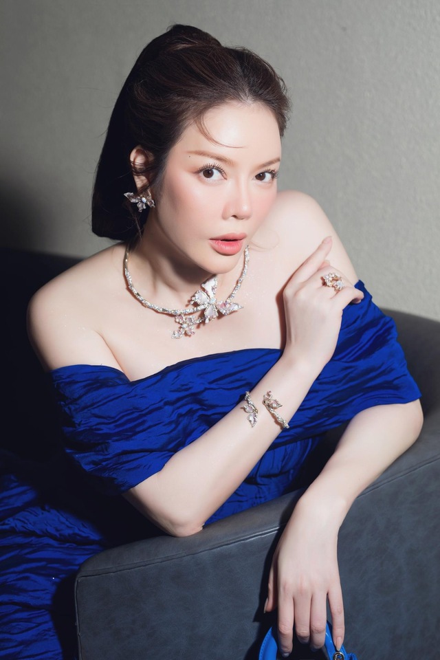 Choáng ngợp trước sự giàu có của “chị đại kim cương Vbiz”: Hàng hiệu phủ kín các kệ, có 1 Choáng ngợp trước sự giàu có của “chị đại kim cương Vbiz”: Hàng hiệu phủ kín các kệ, có 1