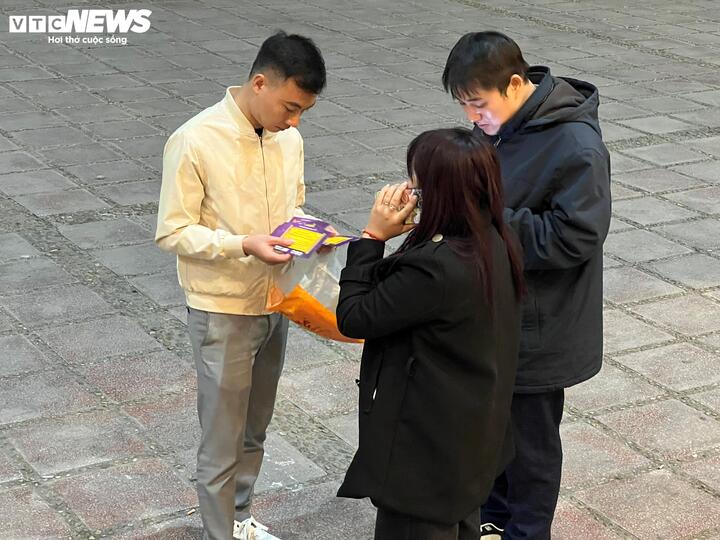 "Táo quân" ngày đầu ghi hình: Phe vé tranh giành khách, ế ẩm do hét giá cao img3398 22003097 1736991480339 17369914805171255371588