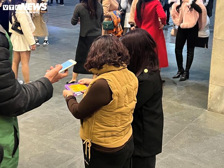 "Táo quân" ngày đầu ghi hình: Phe vé tranh giành khách, ế ẩm do hét giá cao img3407 22124924 1736991482900 17369914830781080174806