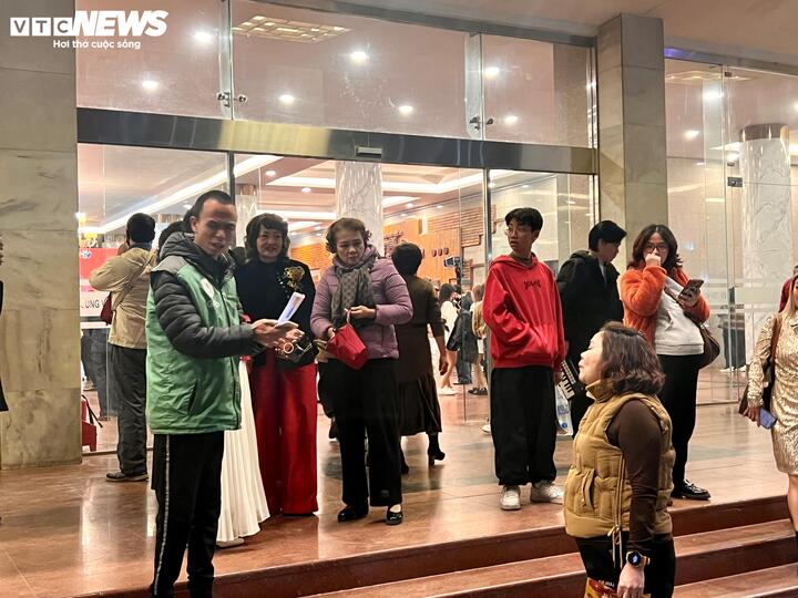 "Táo quân" ngày đầu ghi hình: Phe vé tranh giành khách, ế ẩm do hét giá cao img3408 22004958 1736991481320 1736991481496758677126