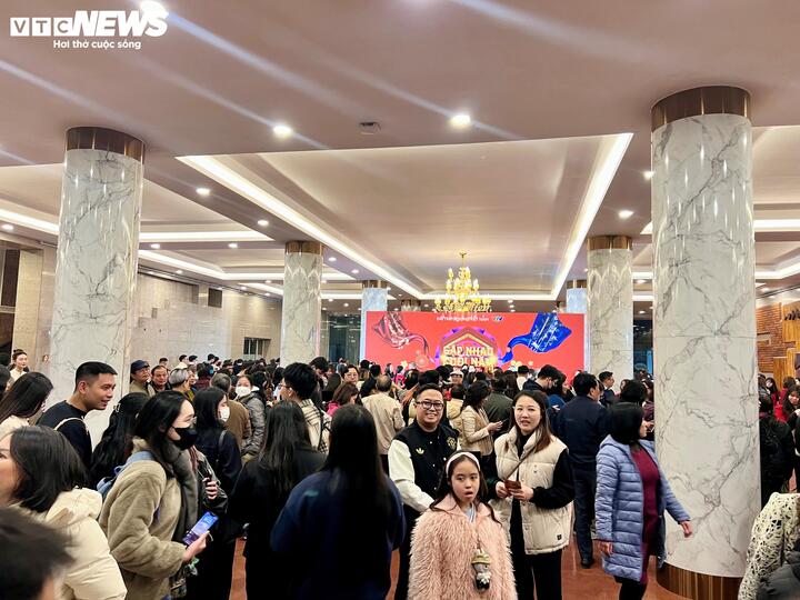 "Táo quân" ngày đầu ghi hình: Phe vé tranh giành khách, ế ẩm do hét giá cao img3413 22012054 1736991471473 17369914716021531857484