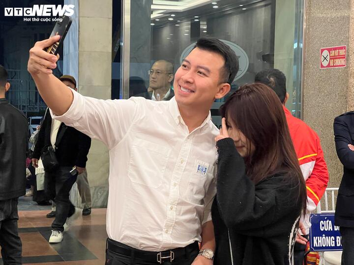 "Táo quân" ngày đầu ghi hình: Phe vé tranh giành khách, ế ẩm do hét giá cao img3421 22033667 1736991472331 17369914724651566009313