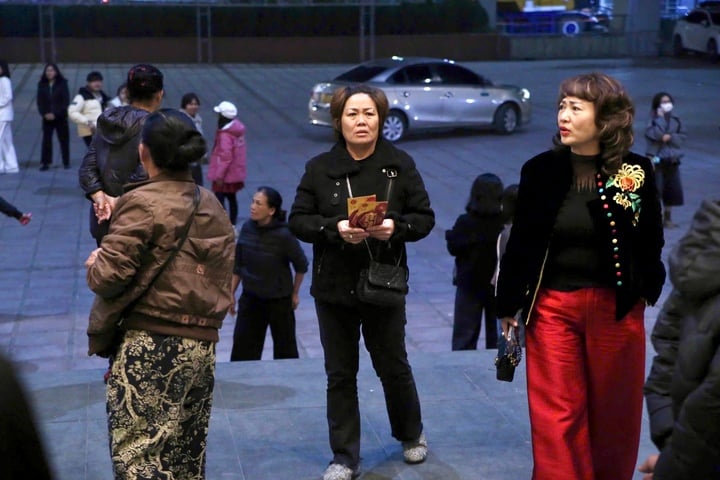 "Táo quân" ngày đầu ghi hình: Phe vé tranh giành khách, ế ẩm do hét giá cao img3423 21553169 1736991477472 17369914776971666166872