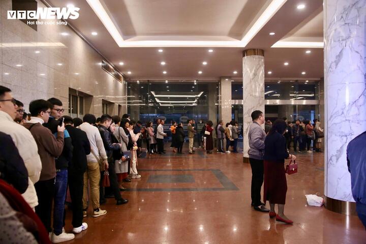 "Táo quân" ngày đầu ghi hình: Phe vé tranh giành khách, ế ẩm do hét giá cao img3430 21571283 1736991483933 1736991484091885745067