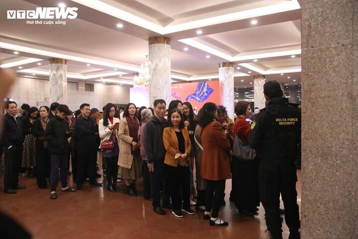 "Táo quân" ngày đầu ghi hình: Phe vé tranh giành khách, ế ẩm do hét giá cao img3439 21571429 1736991484978 1736991485189987183869