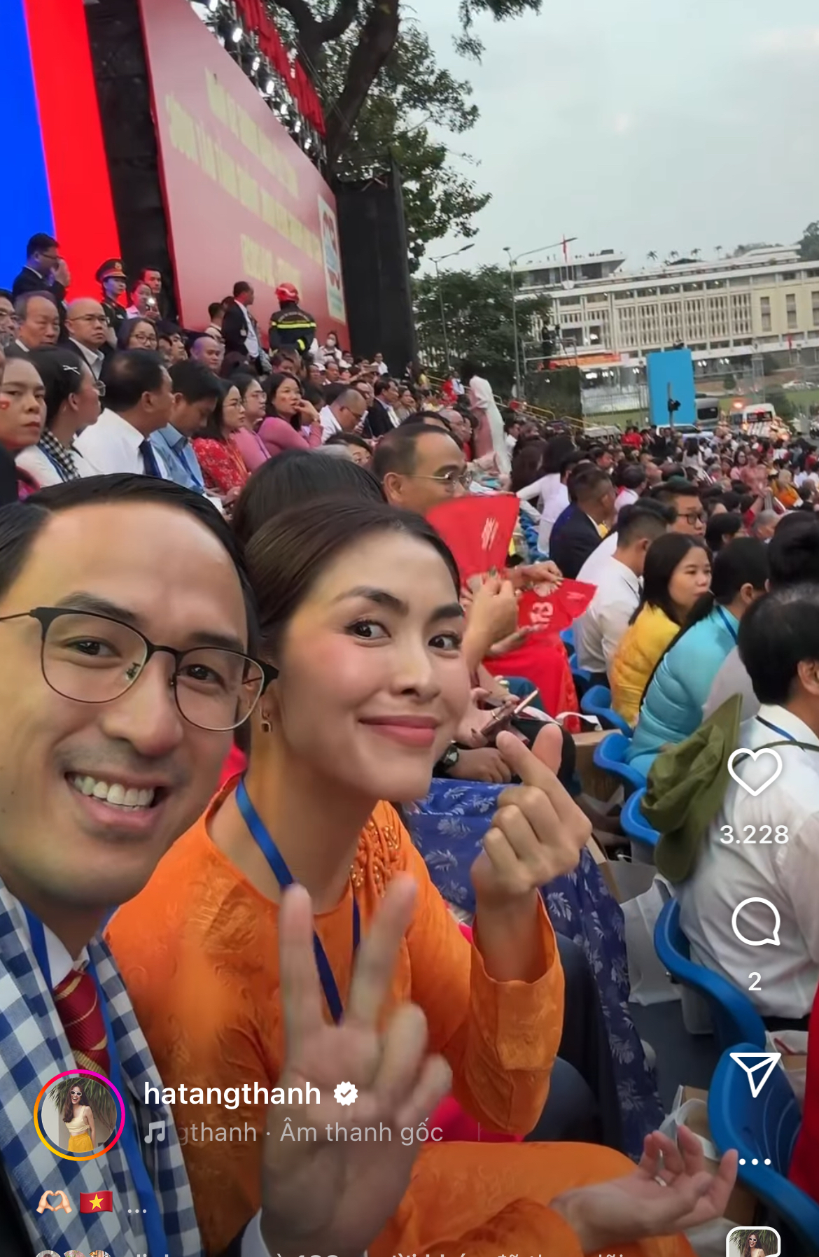 1 chi tiết đặc biệt trong bức ảnh của Hà Tăng và chồng doanh nhân khi xem diễu binh, diễu hành 30/4 gây sốt- Ảnh 1.